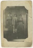 Trio de mulheres no carnaval de 1956