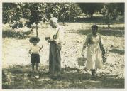 João Manuel com o avô e a criada no laranjal