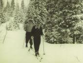 Carlos e Isabel esquiando na neve